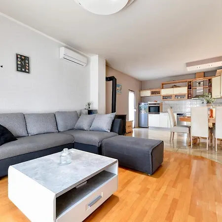 Apartment Mit *